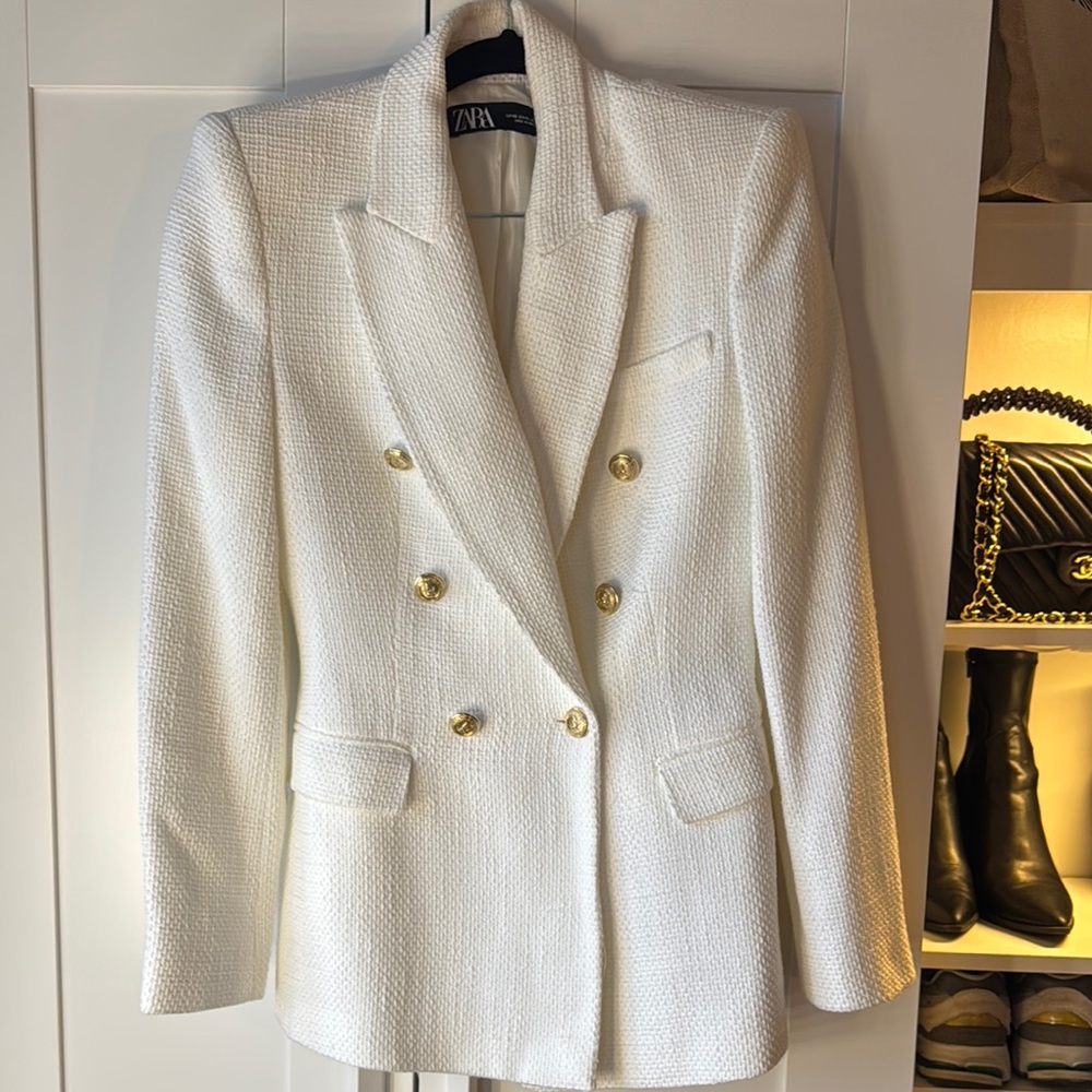 Zara Women's White Blazer with Gold Buttons - Picture 4 of 9